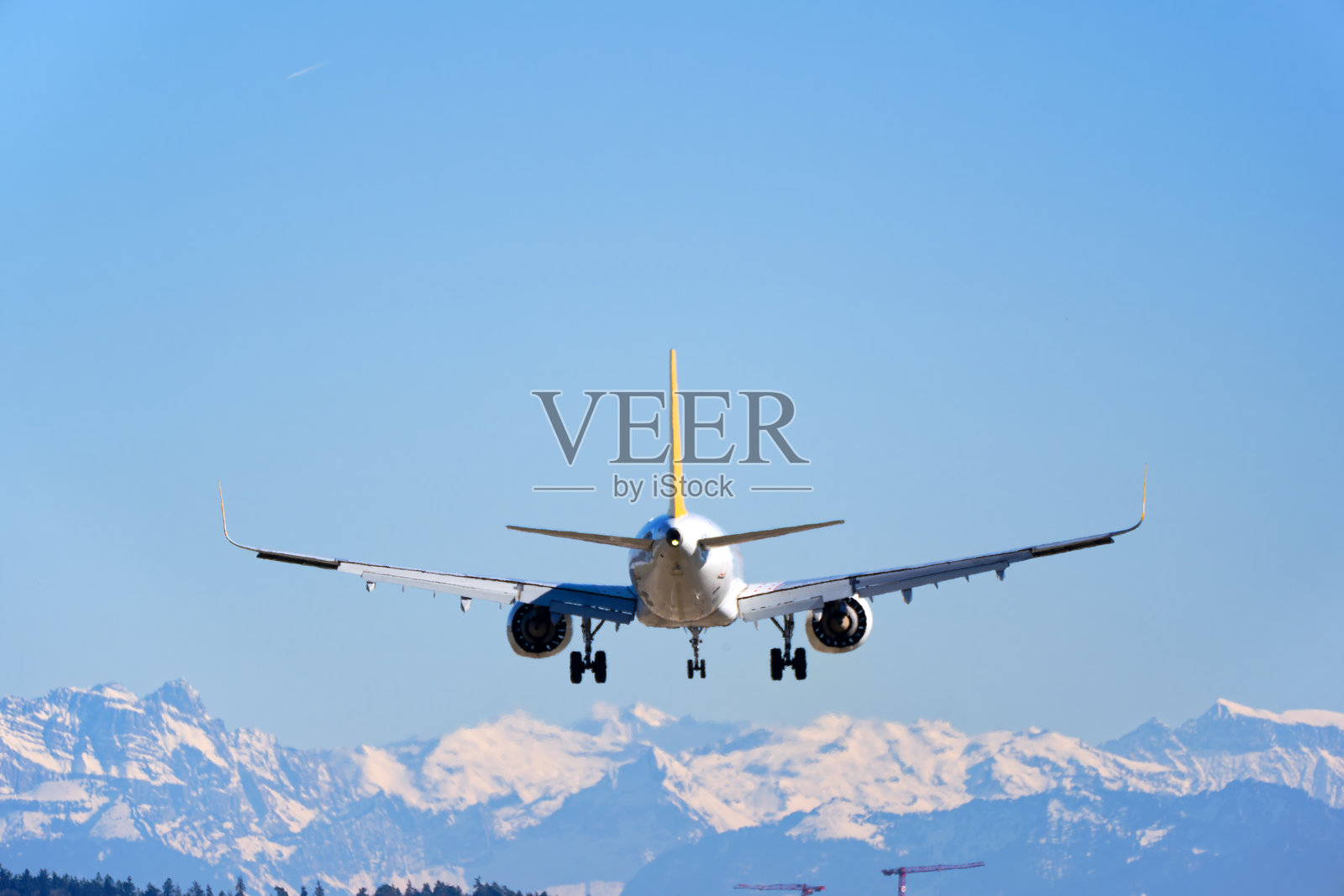 佩加索斯航空的空客A321neo客机（注册号TC-RBC）在阳光明媚的晚冬日降落在瑞士苏黎世克洛滕机场的后视图。照片摄影图片