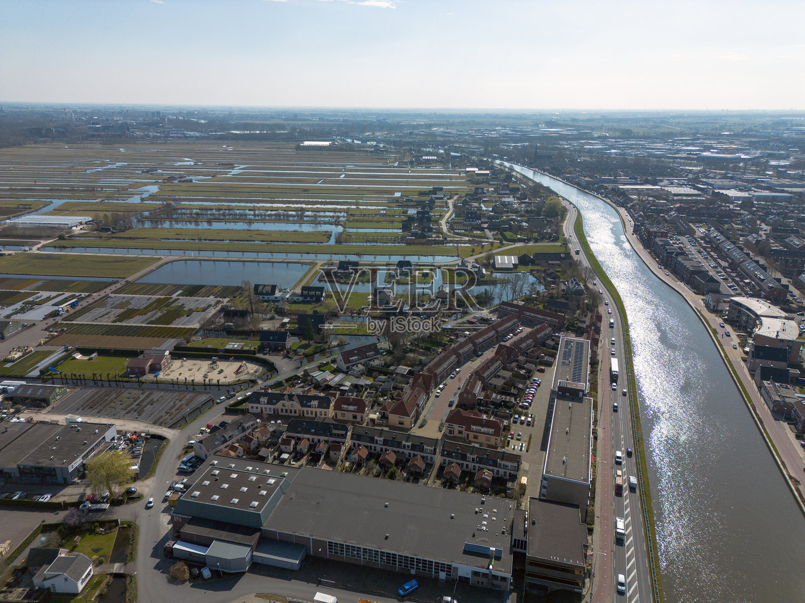 位于古达附近的高维河沿岸的瓦丁克芬村庄照片摄影图片