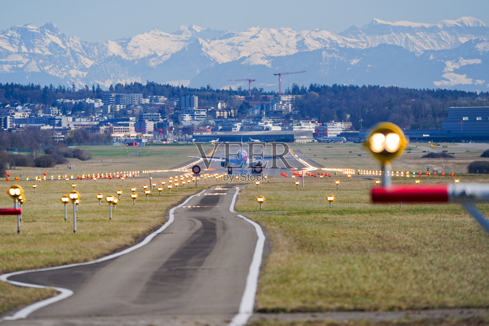 欧翼航空的空客A320-214客机(注册号D-ABNU)在阳光明媚的晚冬日降落在瑞士苏黎世克洛滕机场的后视图。照片摄影图片