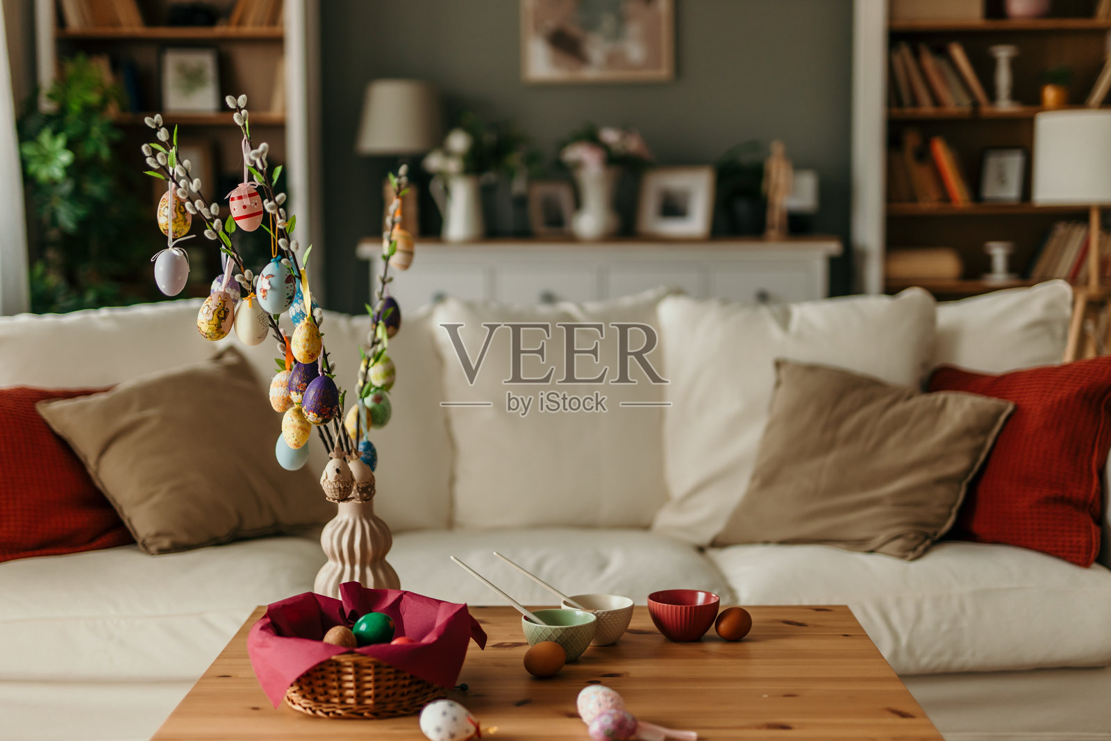 在温馨的客厅里装饰和绘制复活节彩蛋照片摄影图片