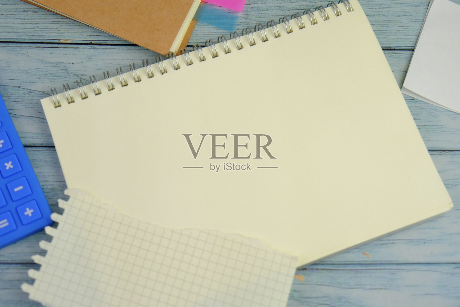 平铺的空白笔记本，留有文本空间。教育和金融概念，绿色背景上有文本空间，周围环绕着办公工具。照片摄影图片