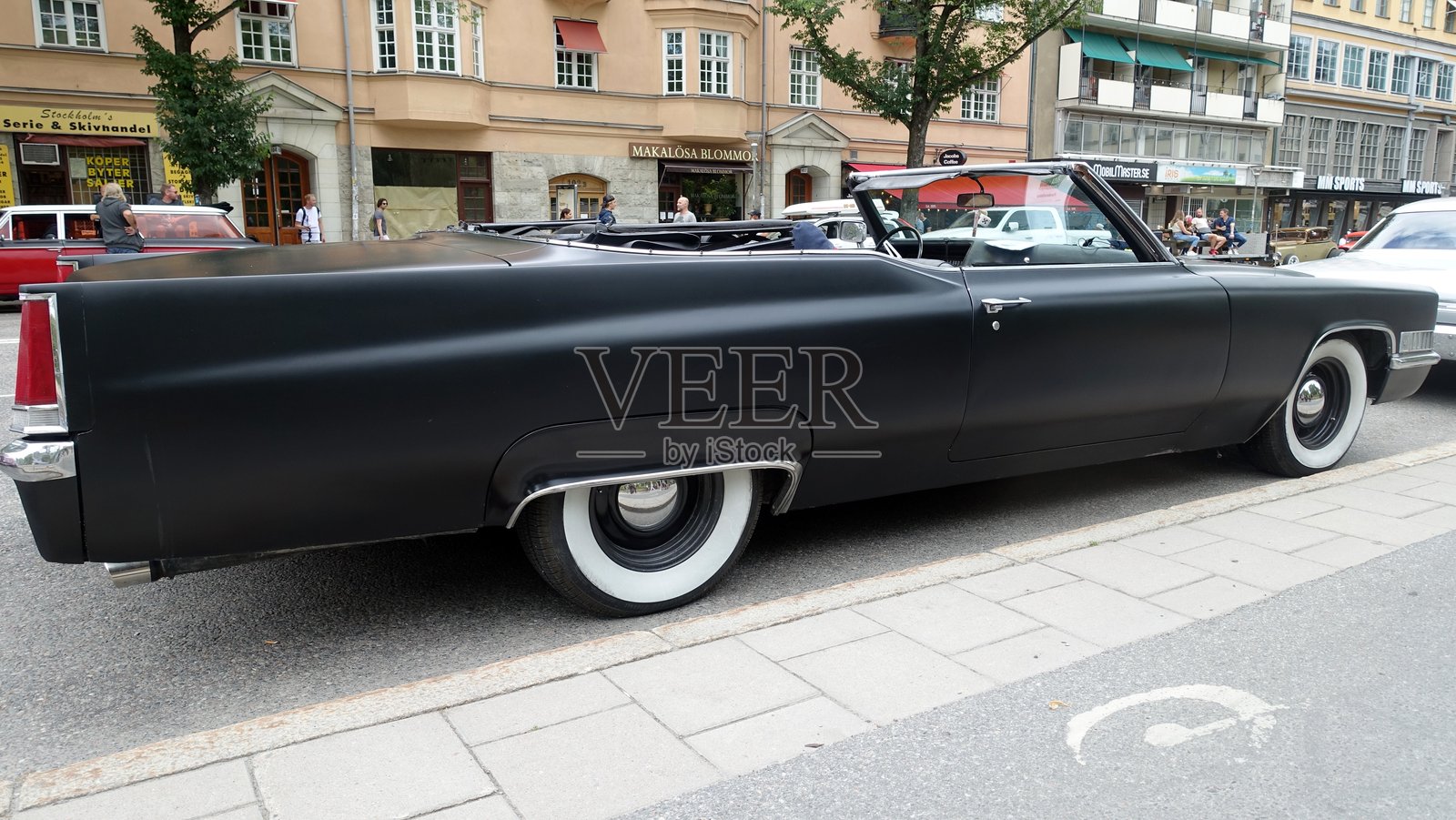 经典与定制汽车游行。照片摄影图片