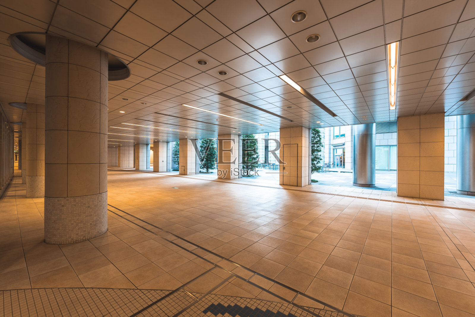 东京日本的现代有顶通道照片摄影图片