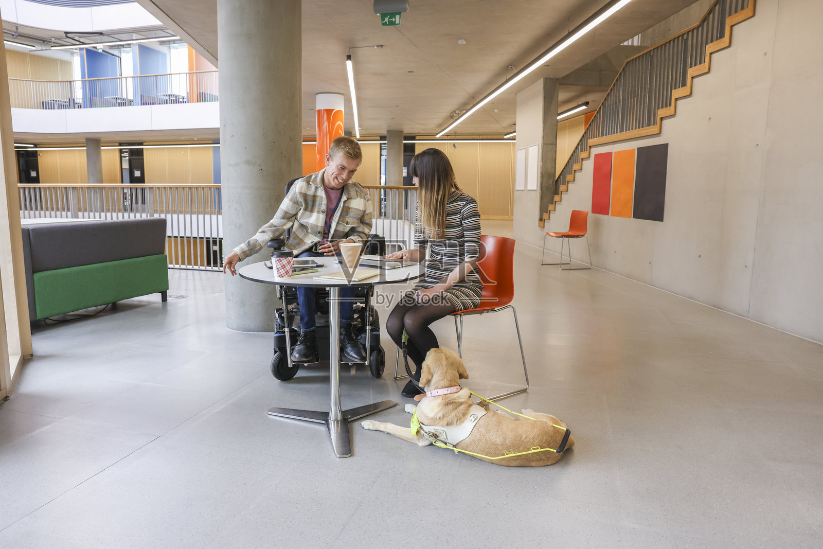 办公室里的残疾同事照片摄影图片