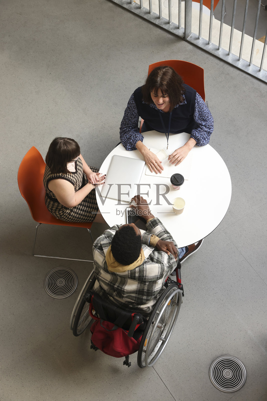 残疾人士在桌子旁交谈照片摄影图片
