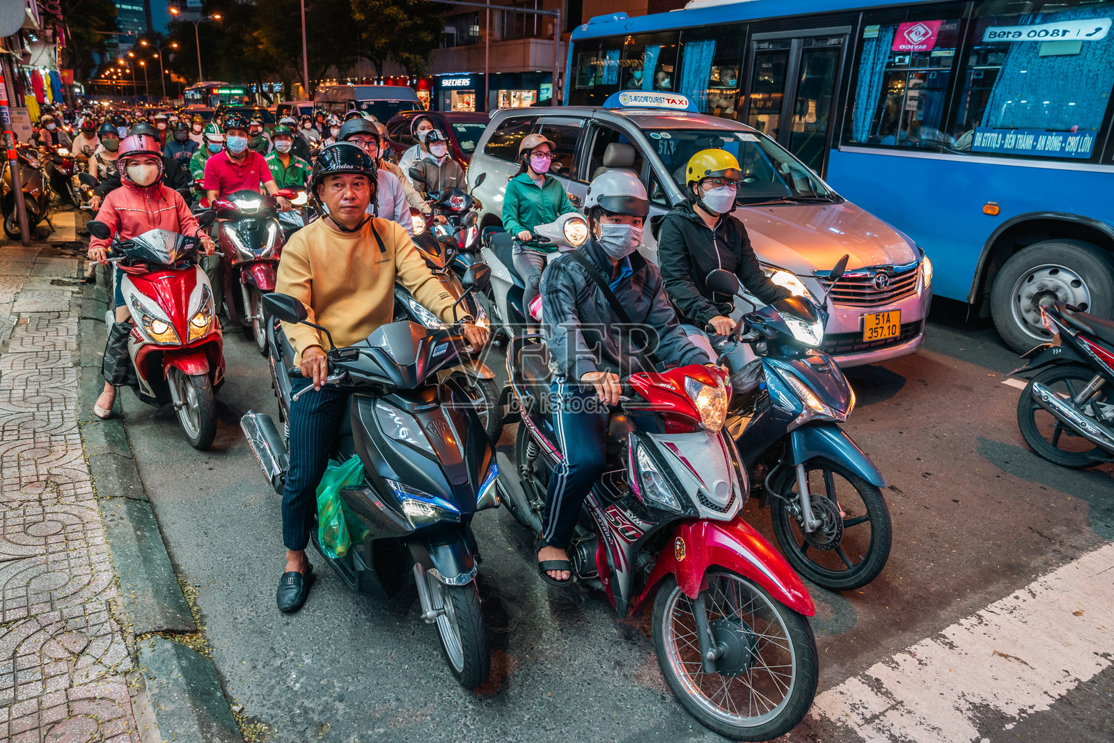 周五晚高峰交通照片摄影图片