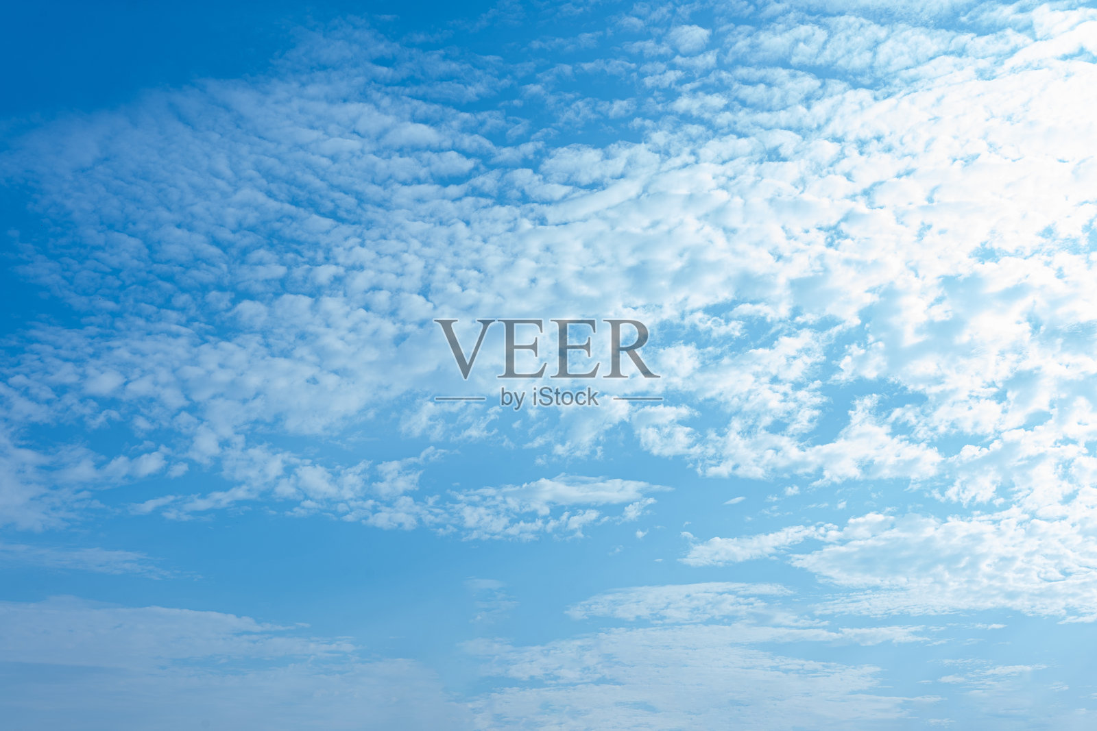 明亮的蓝天与散布的积云自然背景纹理照片摄影图片