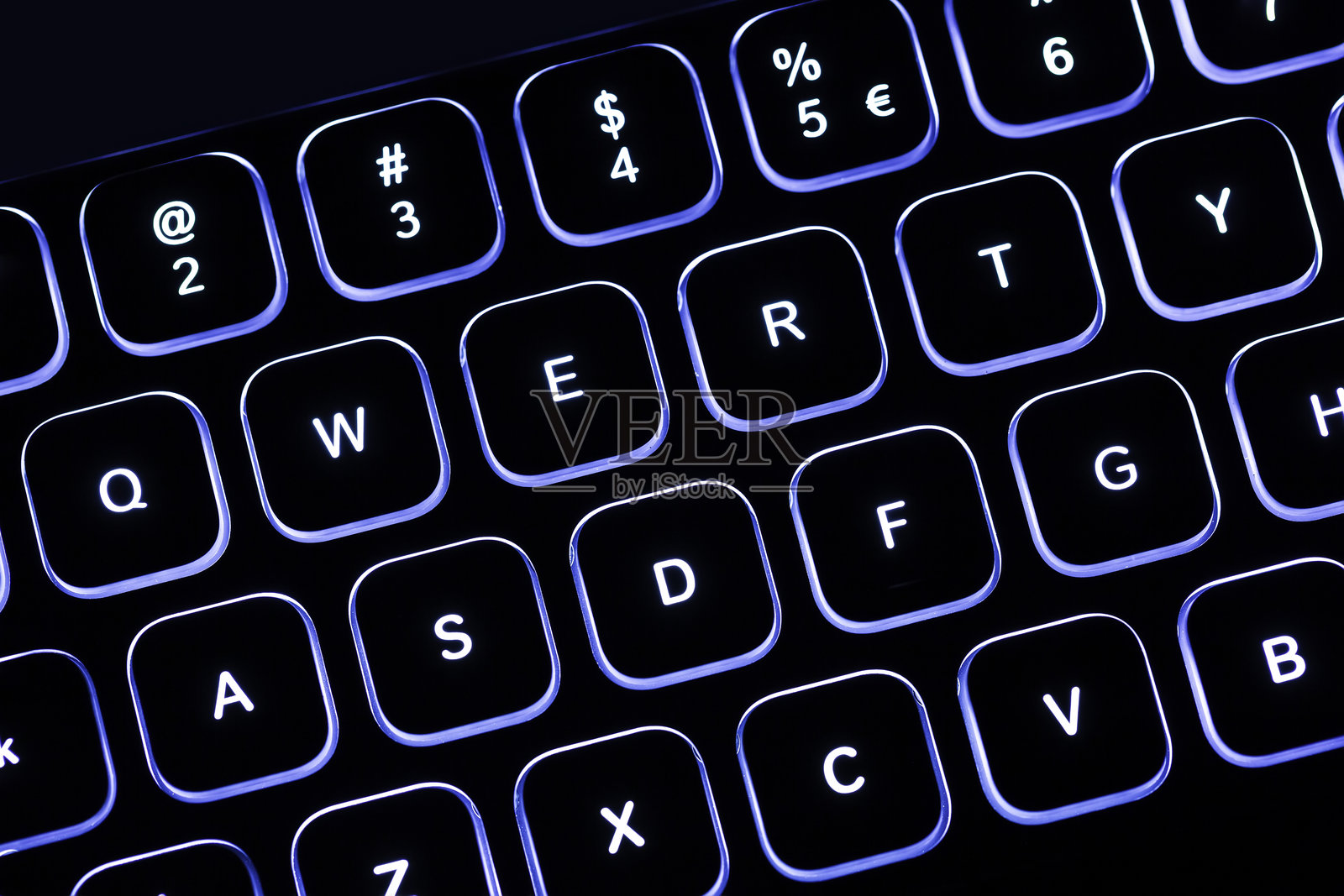 在黑暗环境中带有高亮键的发光键盘照片摄影图片