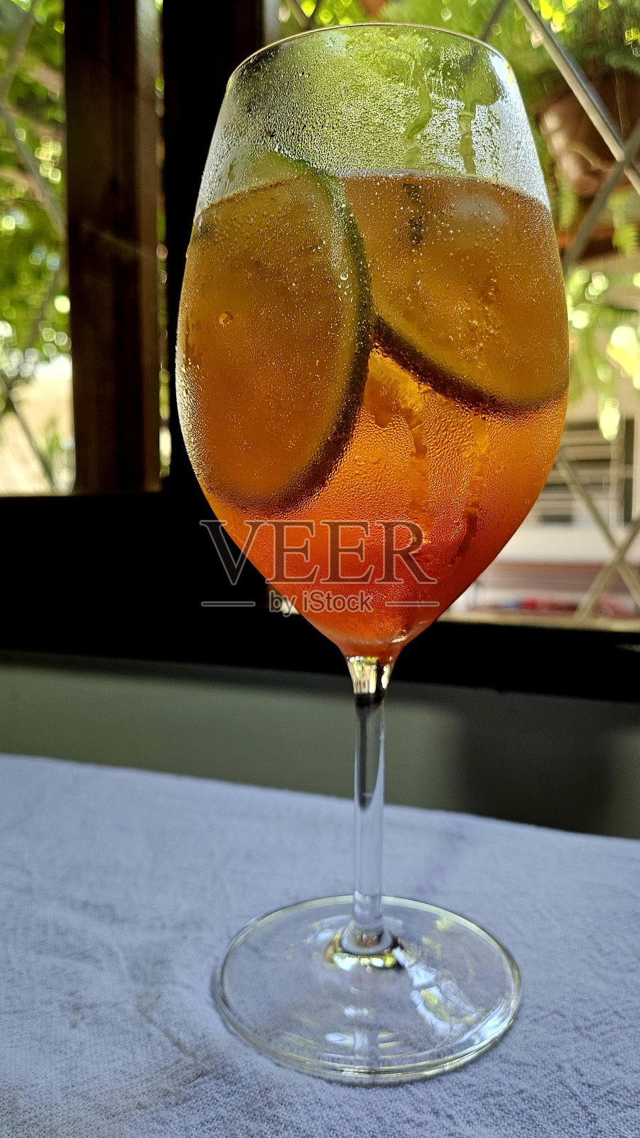 一款清新而充满活力的饮品，适合放松时刻或庆祝活动。照片摄影图片