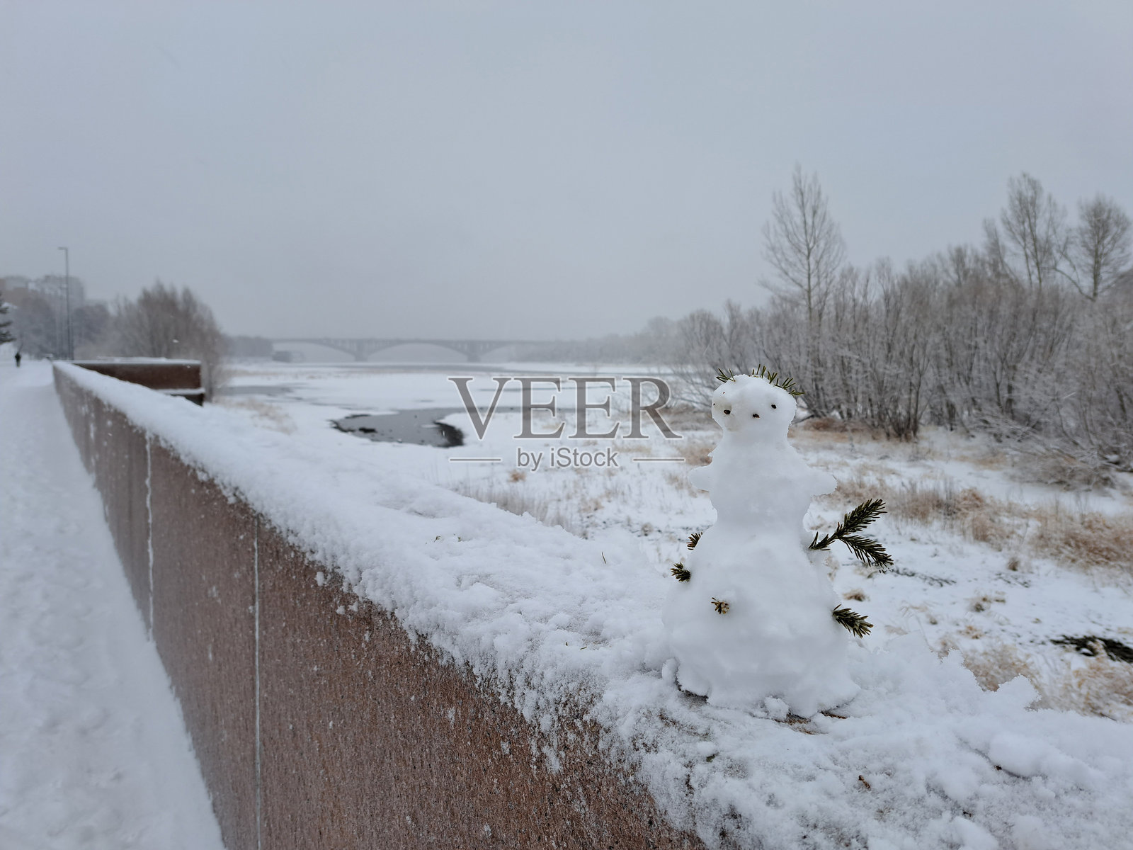 冬季克拉斯诺亚尔斯克城市风光，堤岸上的小雪人，俄罗斯照片摄影图片
