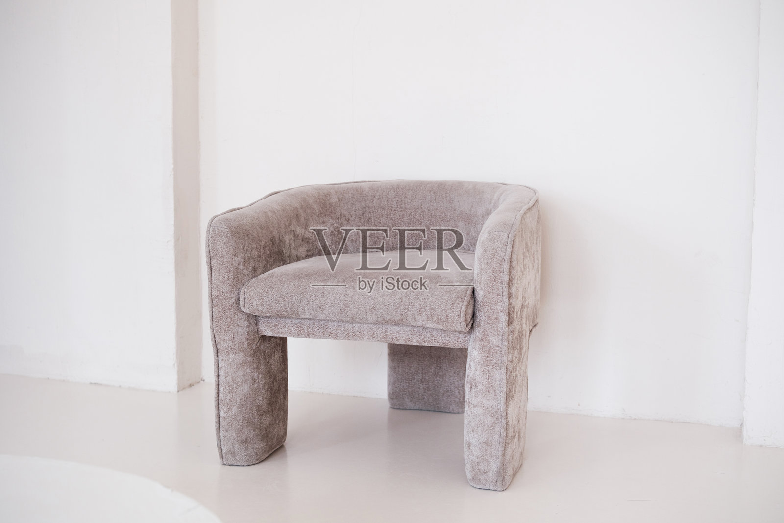 现代室内的绒面天鹅绒扶手椅照片摄影图片