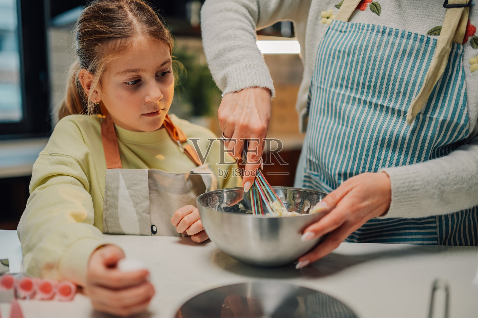 母女一起烘焙，正在碗中搅拌材料照片摄影图片