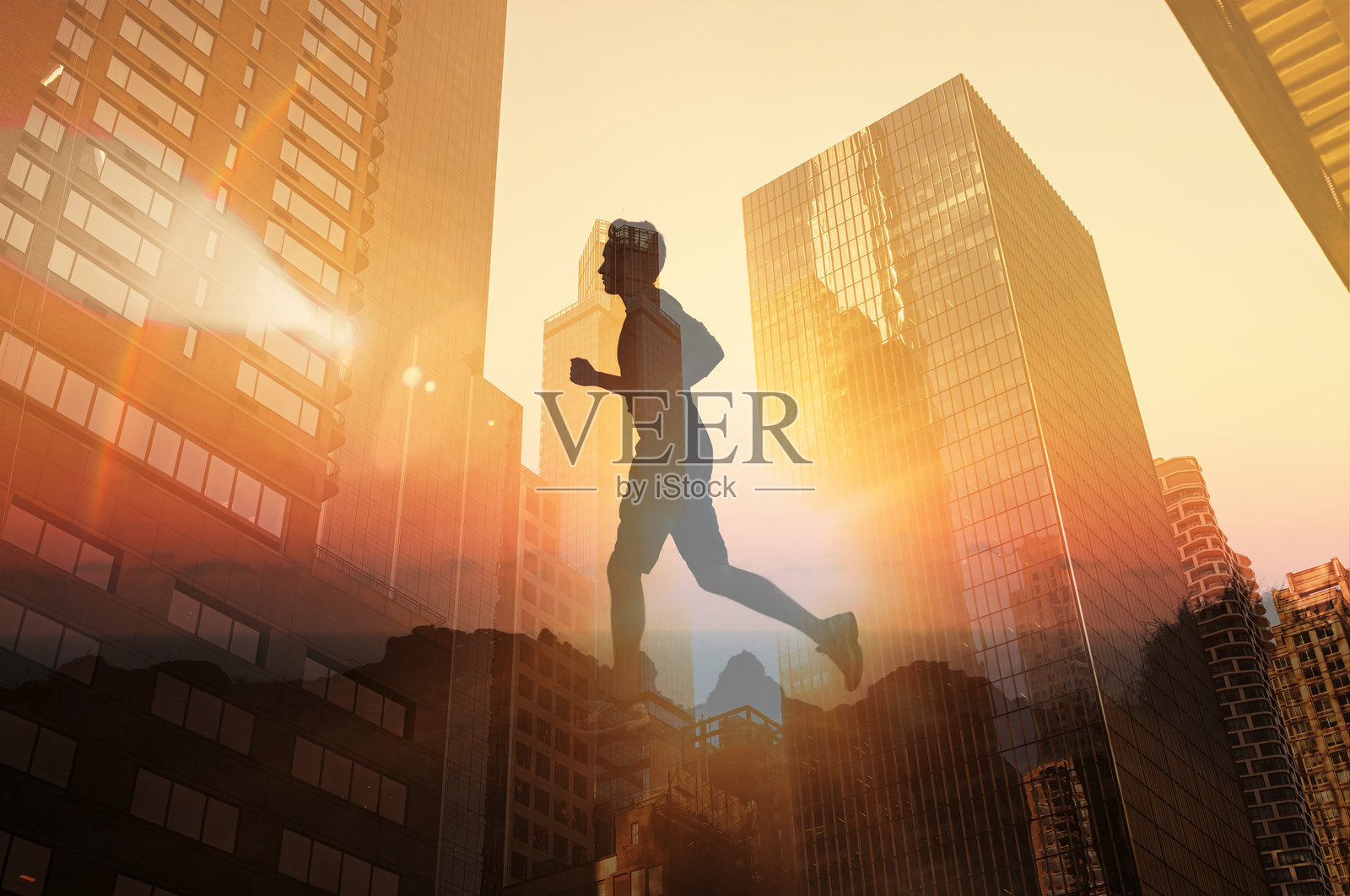 男人在日落时分的城市中奔跑。过着积极健康的生活方式。照片摄影图片