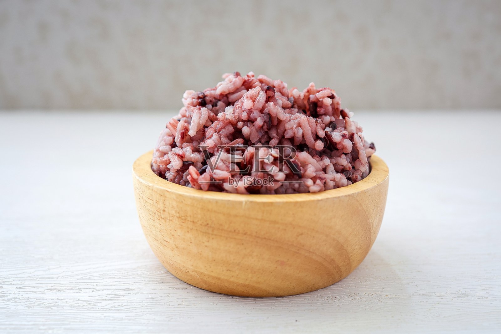 木碗中的熟米紫米，米紫米是一种非常有用的米。照片摄影图片