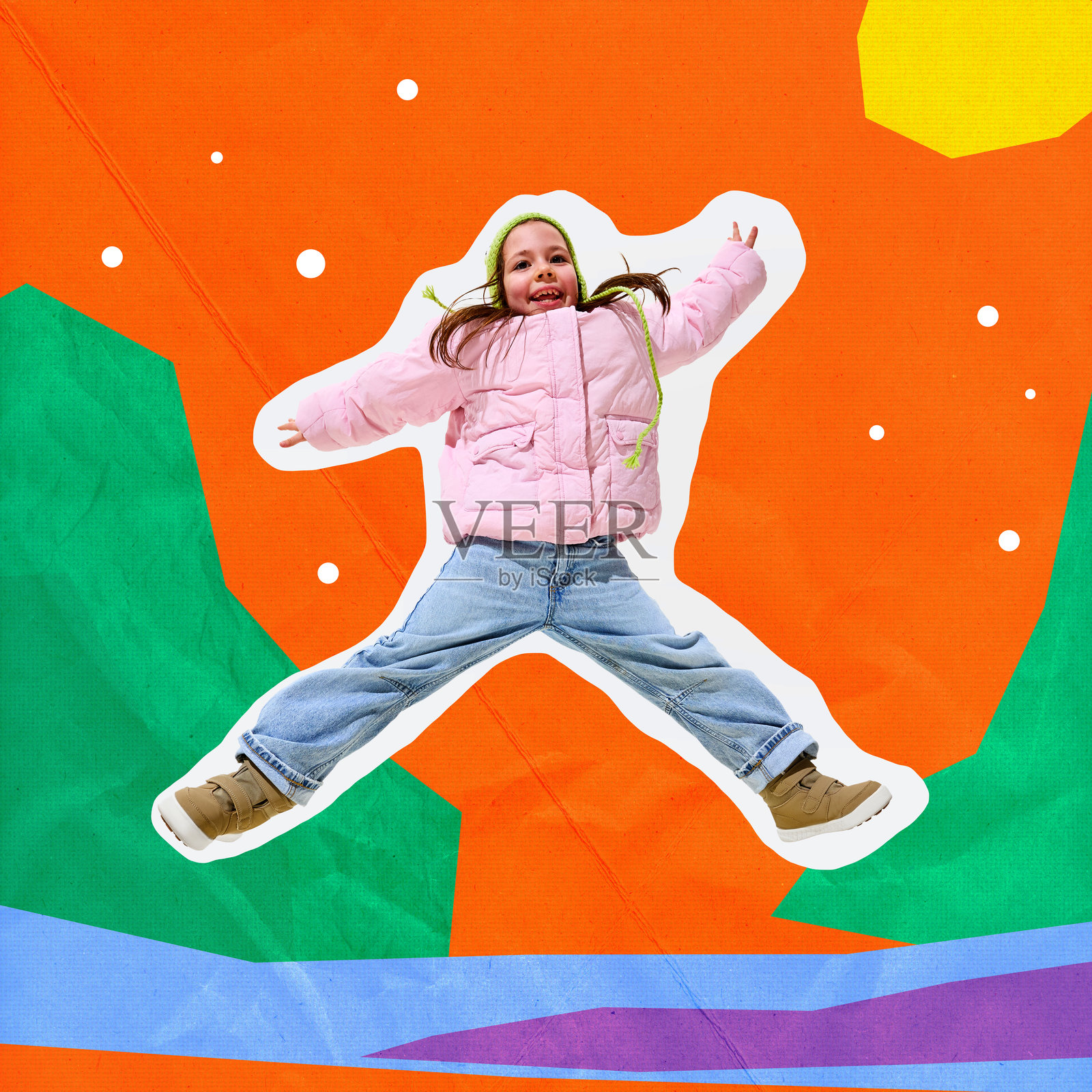 穿着温暖衣物的小女孩微笑着跳跃，表达出纯粹的快乐。冬季冒险。现代艺术拼贴。照片摄影图片