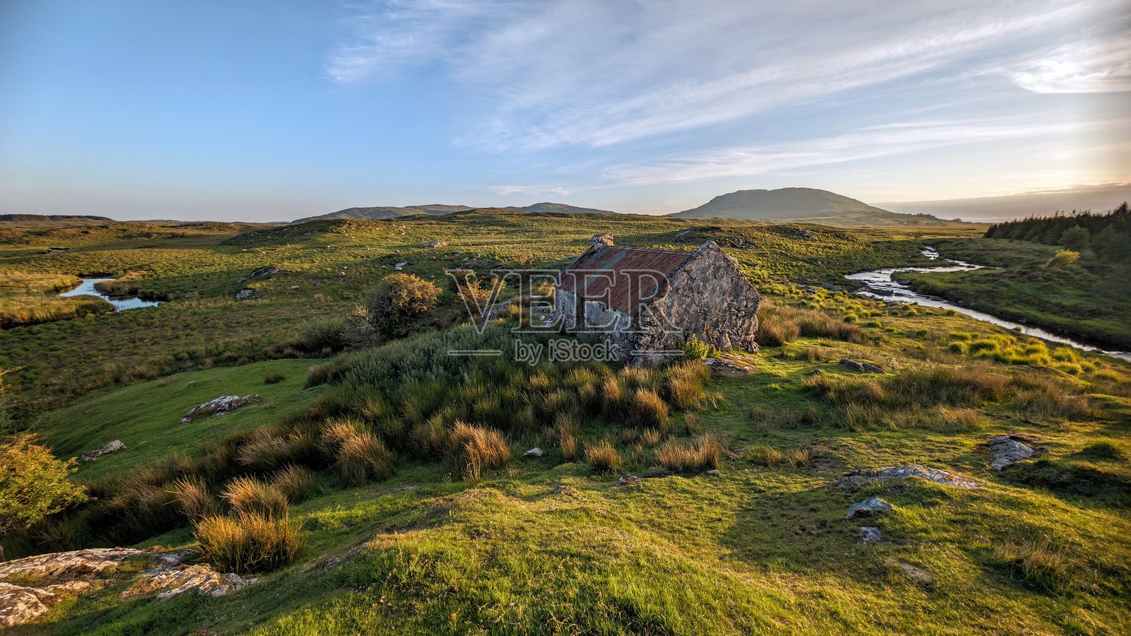 爱尔兰戈尔韦郡康纳马拉绿丘上的老旧生锈铁皮屋小屋风景照片摄影图片