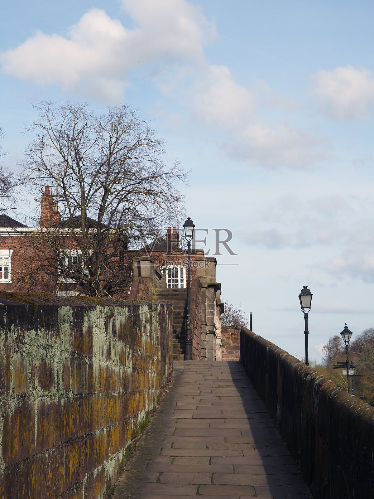 从河边通往切斯特城墙的无障碍坡道照片摄影图片