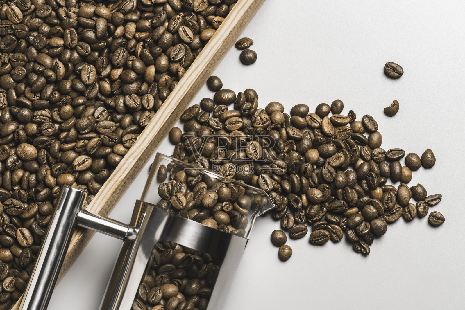 木箱中的炸咖啡豆与白色背景上的奶油。照片摄影图片