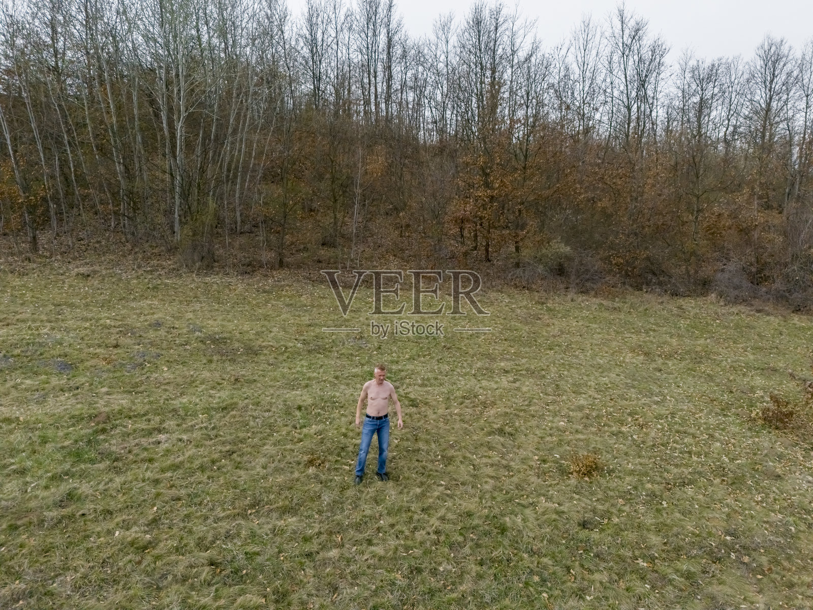赤裸上身的男人享受大自然照片摄影图片