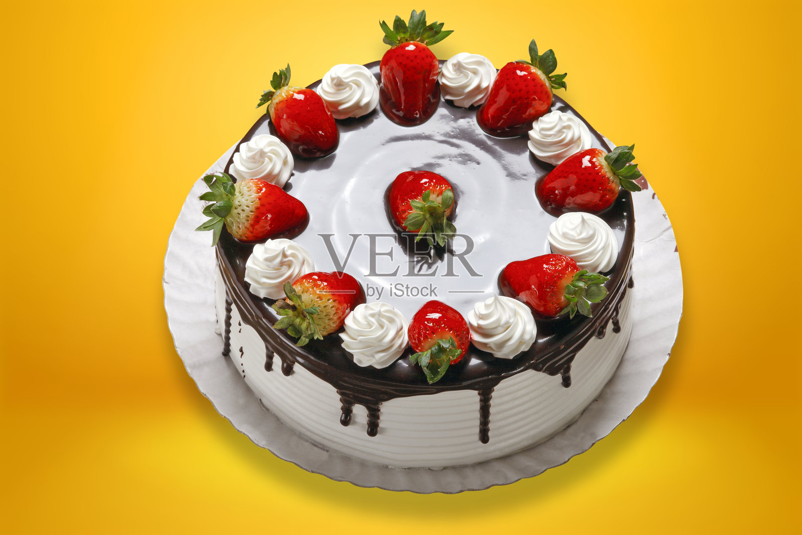 草莓生日蛋糕配鲜奶油照片摄影图片