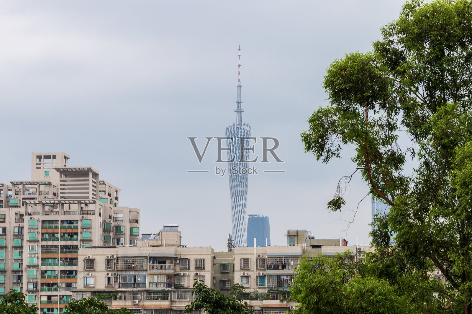 低角度视图的建筑与天空照片摄影图片