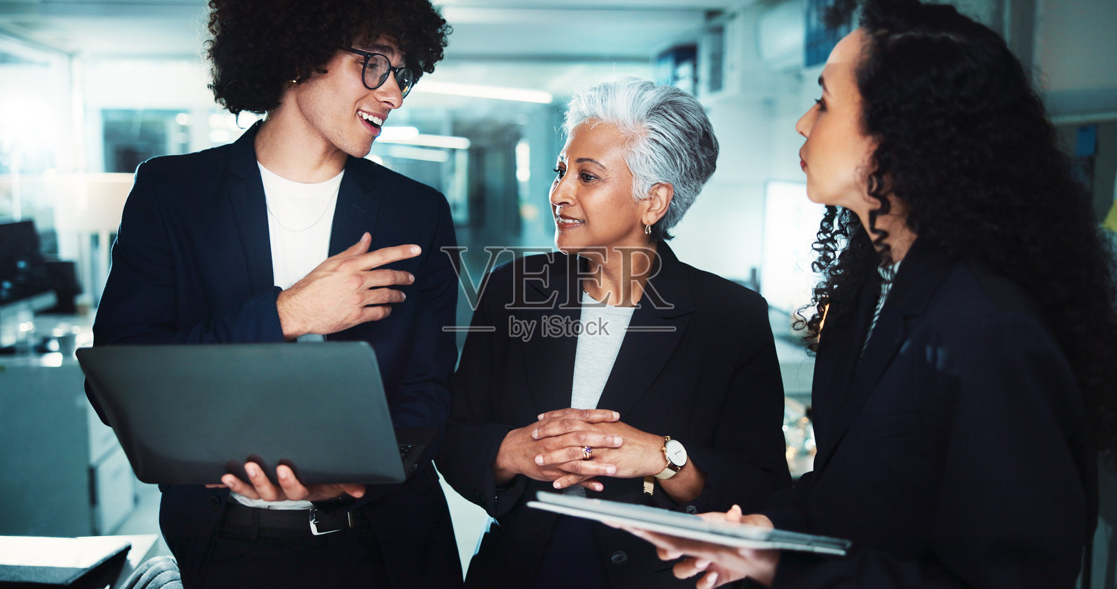 办公室，商务人士和使用平板电脑进行在线讨论、互联网研究和文档处理。团队管理员、女性和企业男性在笔记本电脑上进行项目管理、电子邮件和规划。照片摄影图片