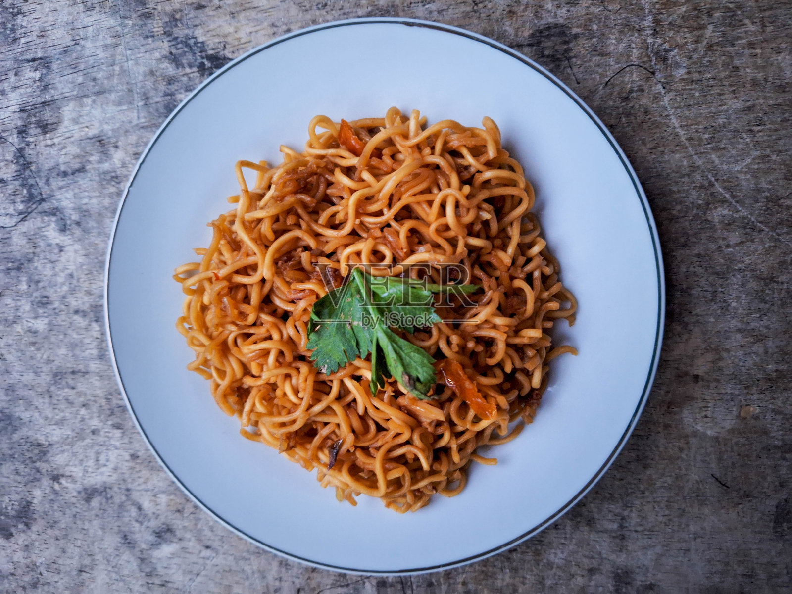 米干或炒面配新鲜芹菜。菜单。俯视图。照片摄影图片