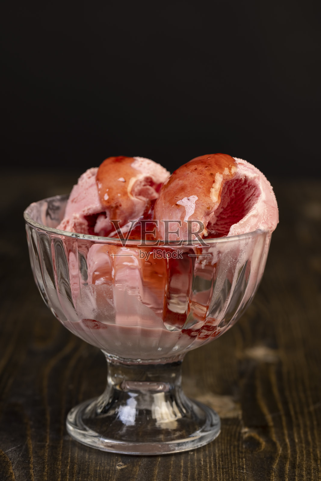 红色草莓冰淇淋在玻璃碗中照片摄影图片