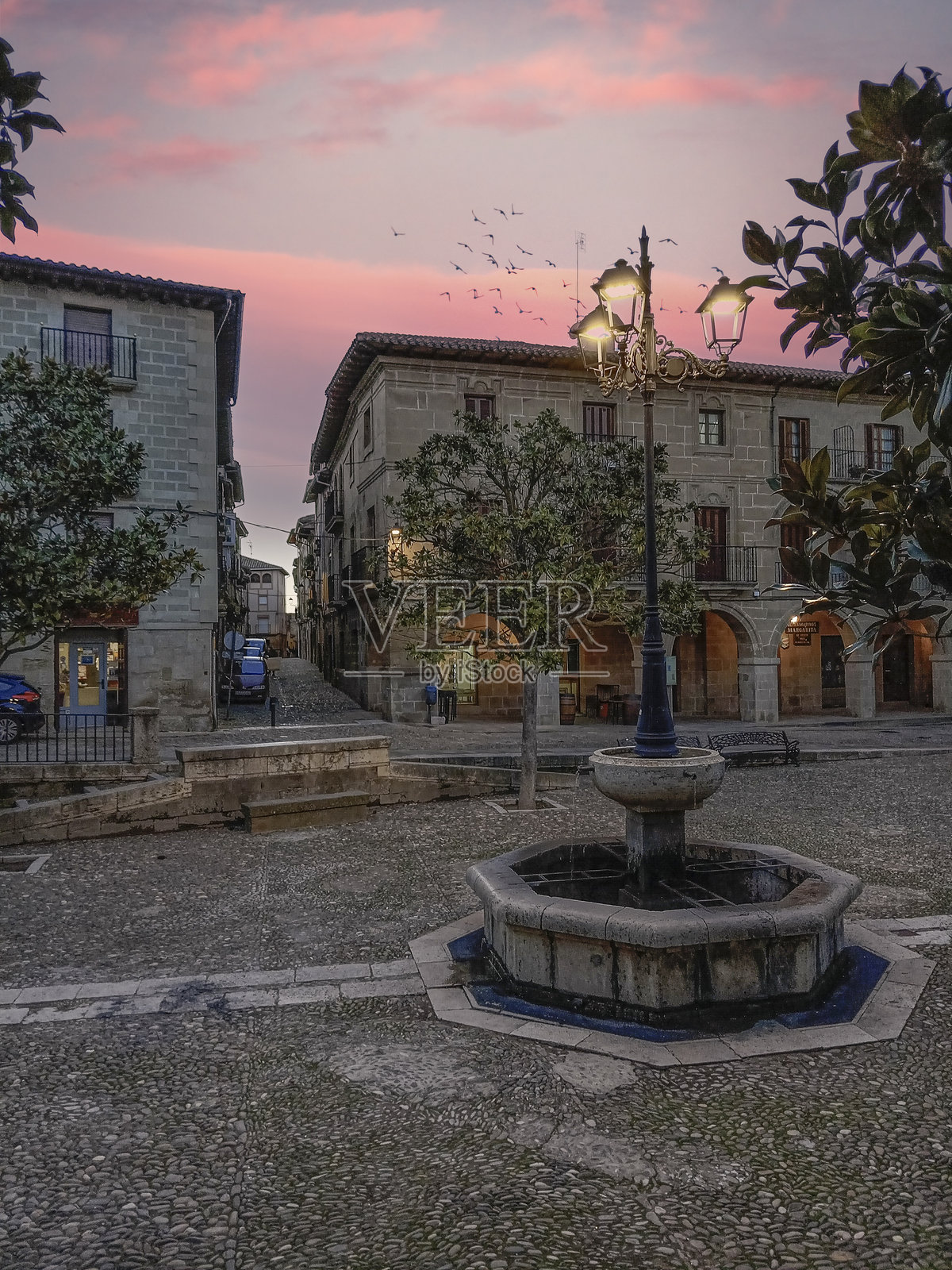 西班牙布里奥内斯的广场，黄昏时分照片摄影图片