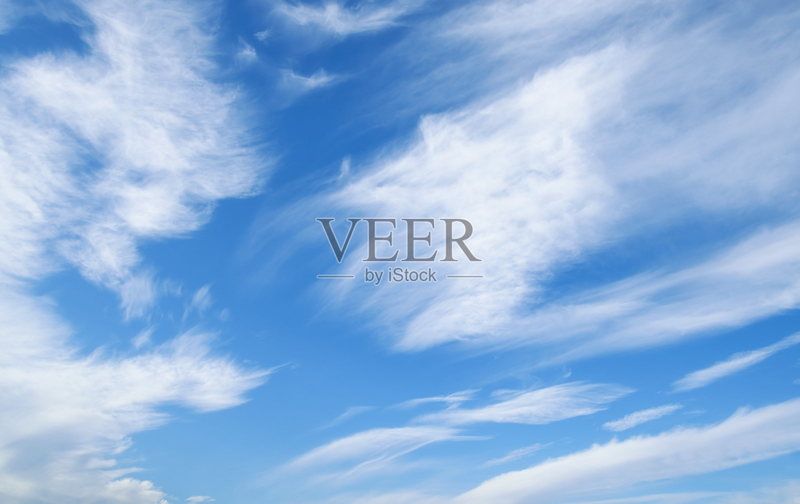 美丽的蓝天与柔软的白云，适合作为抽象背景照片摄影图片