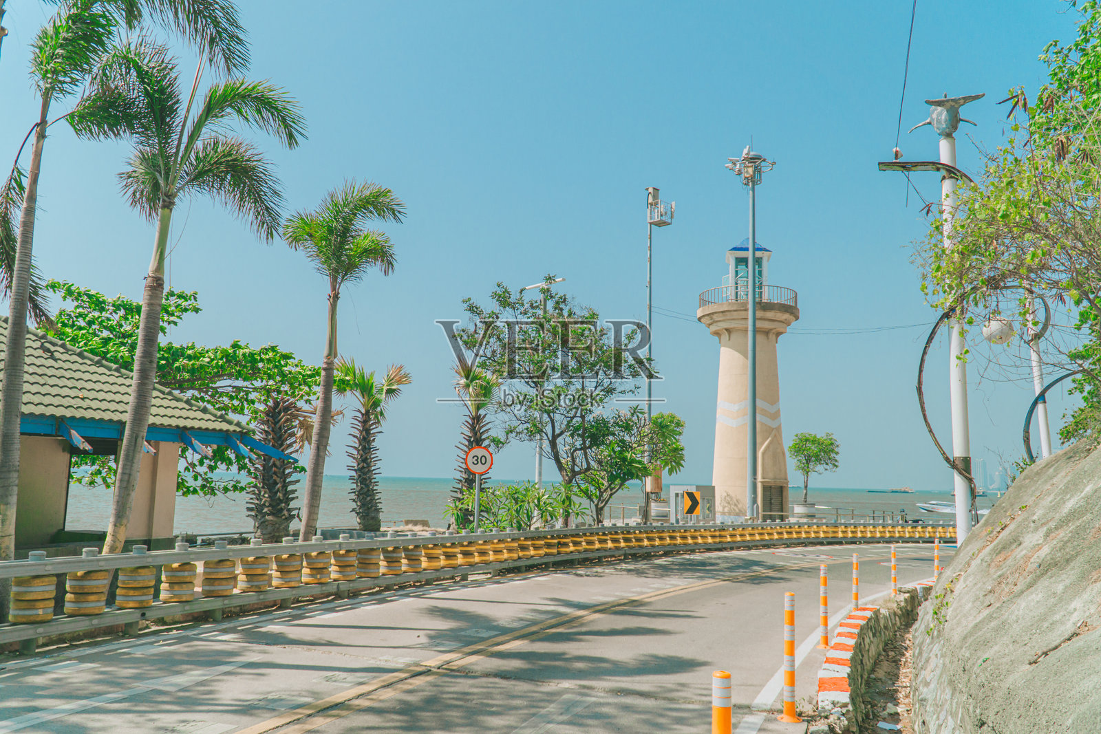 位于泰国另一个著名旅游城市芭提雅海滩上的一座古老灯塔。照片摄影图片