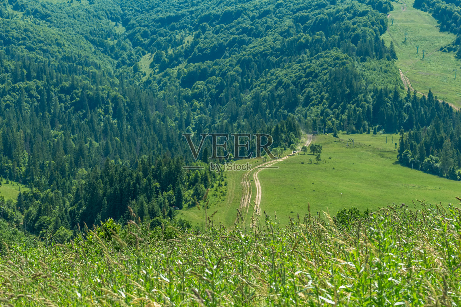 喀尔巴阡山脉滑雪缆车的道路照片摄影图片