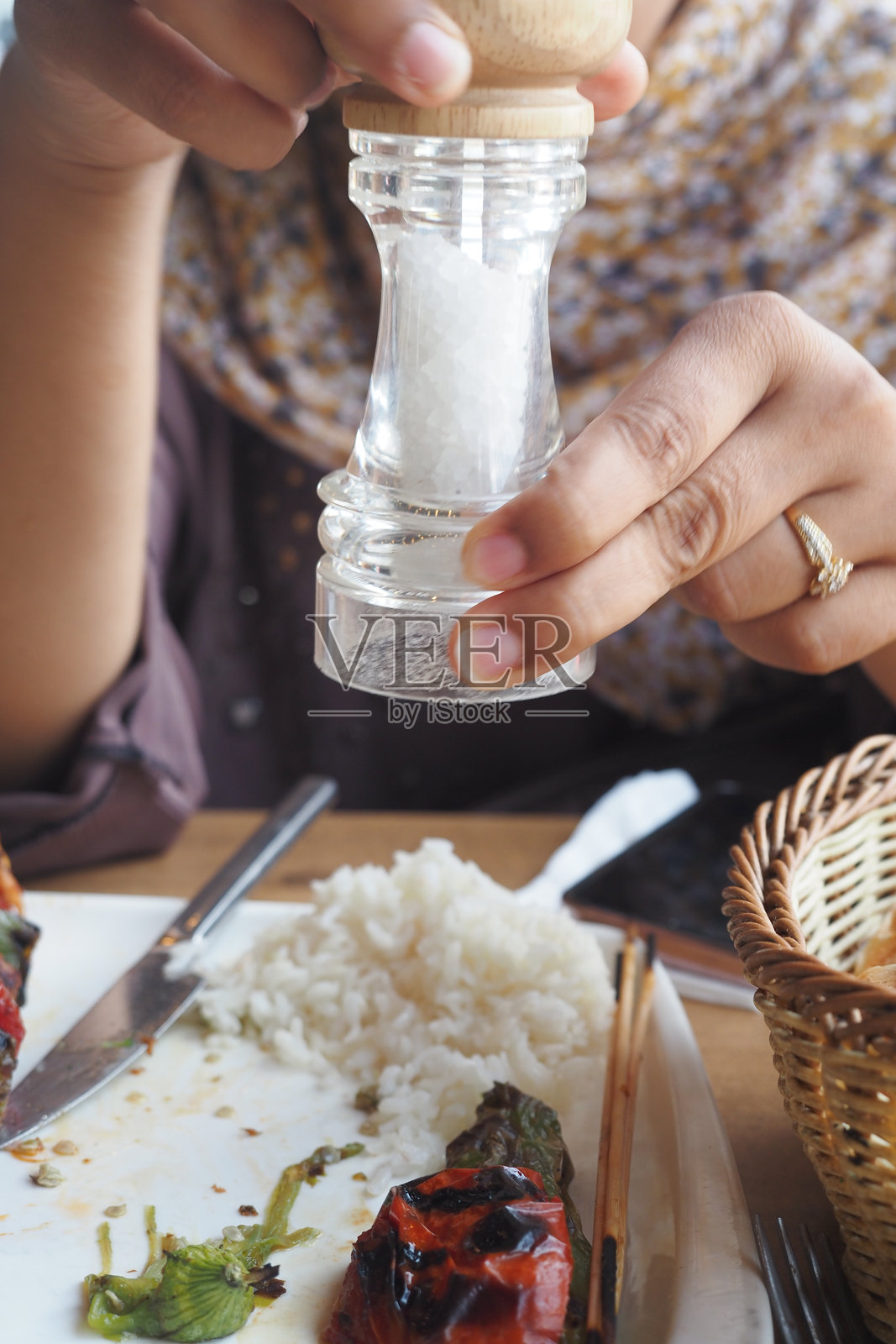 盐从盐瓶中洒落照片摄影图片