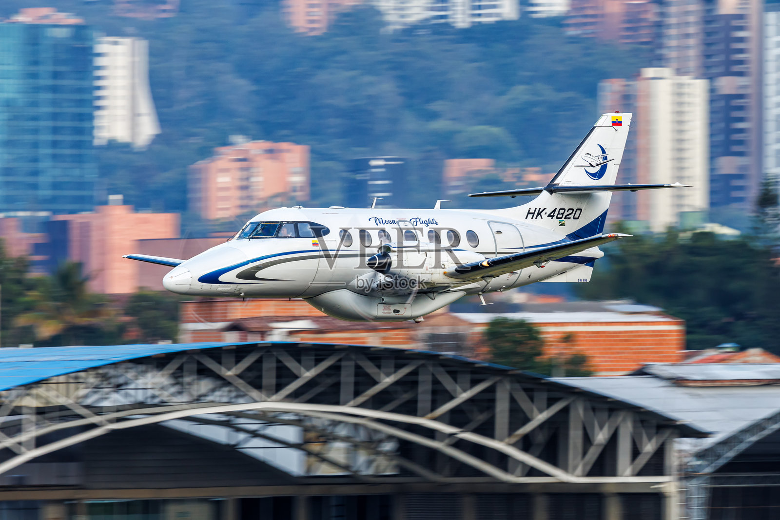 在哥伦比亚麦德林机场的月球航班喷气流32飞机照片摄影图片
