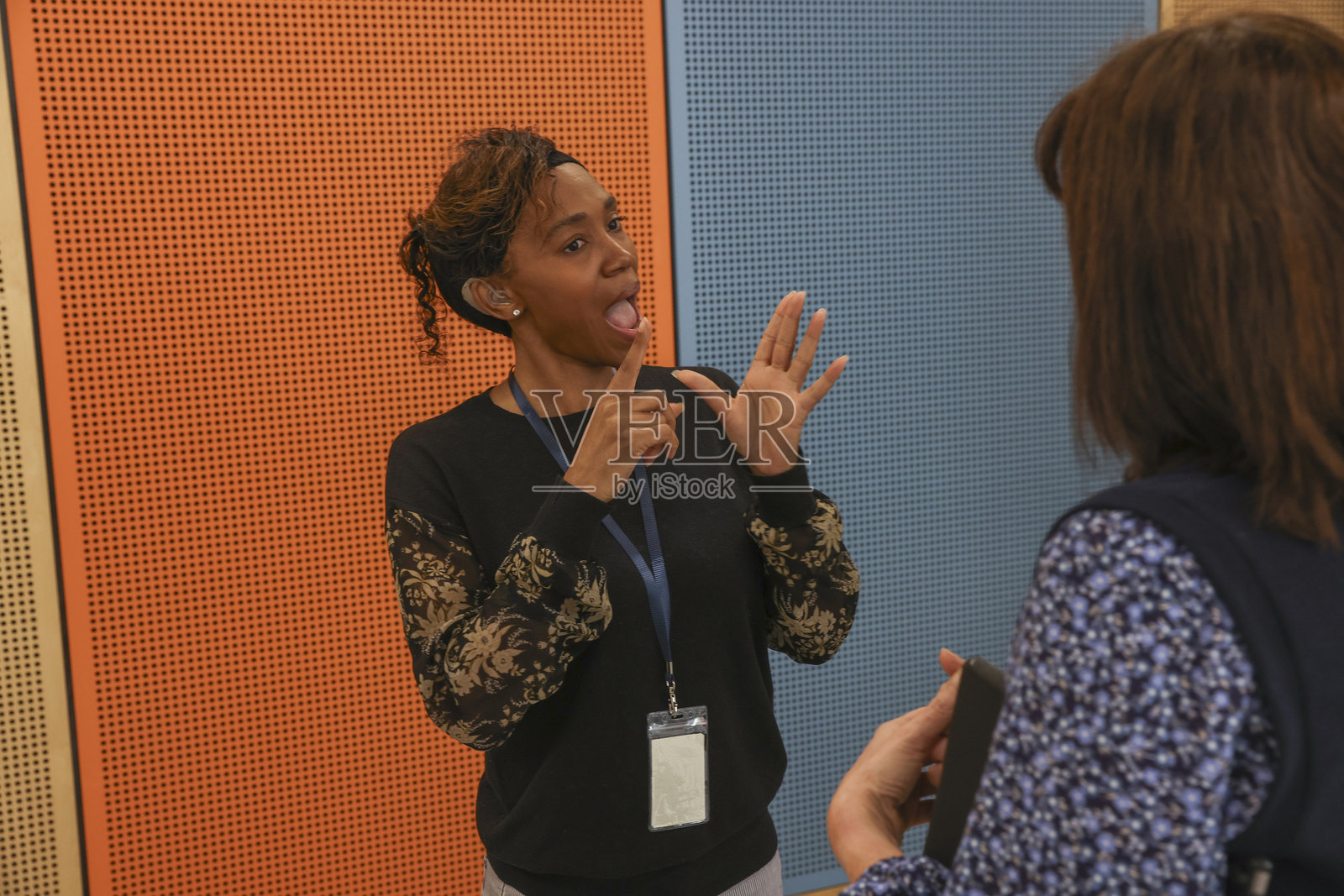 同事们在办公室使用手语照片摄影图片