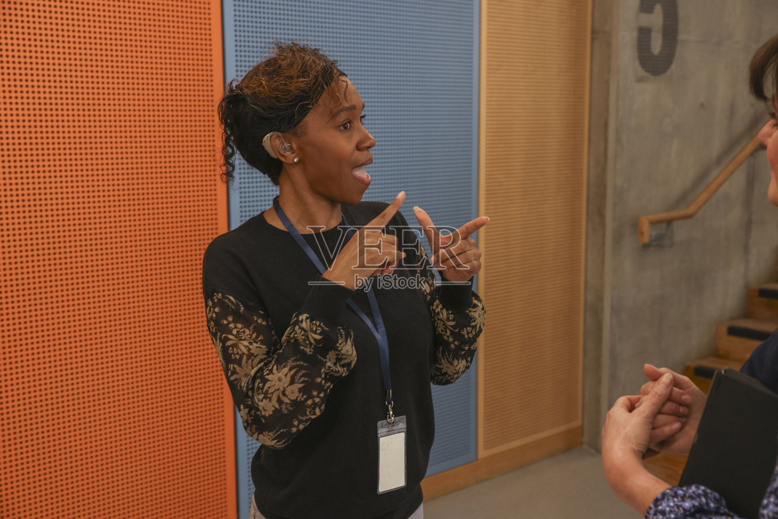 同事们在办公室使用手语照片摄影图片