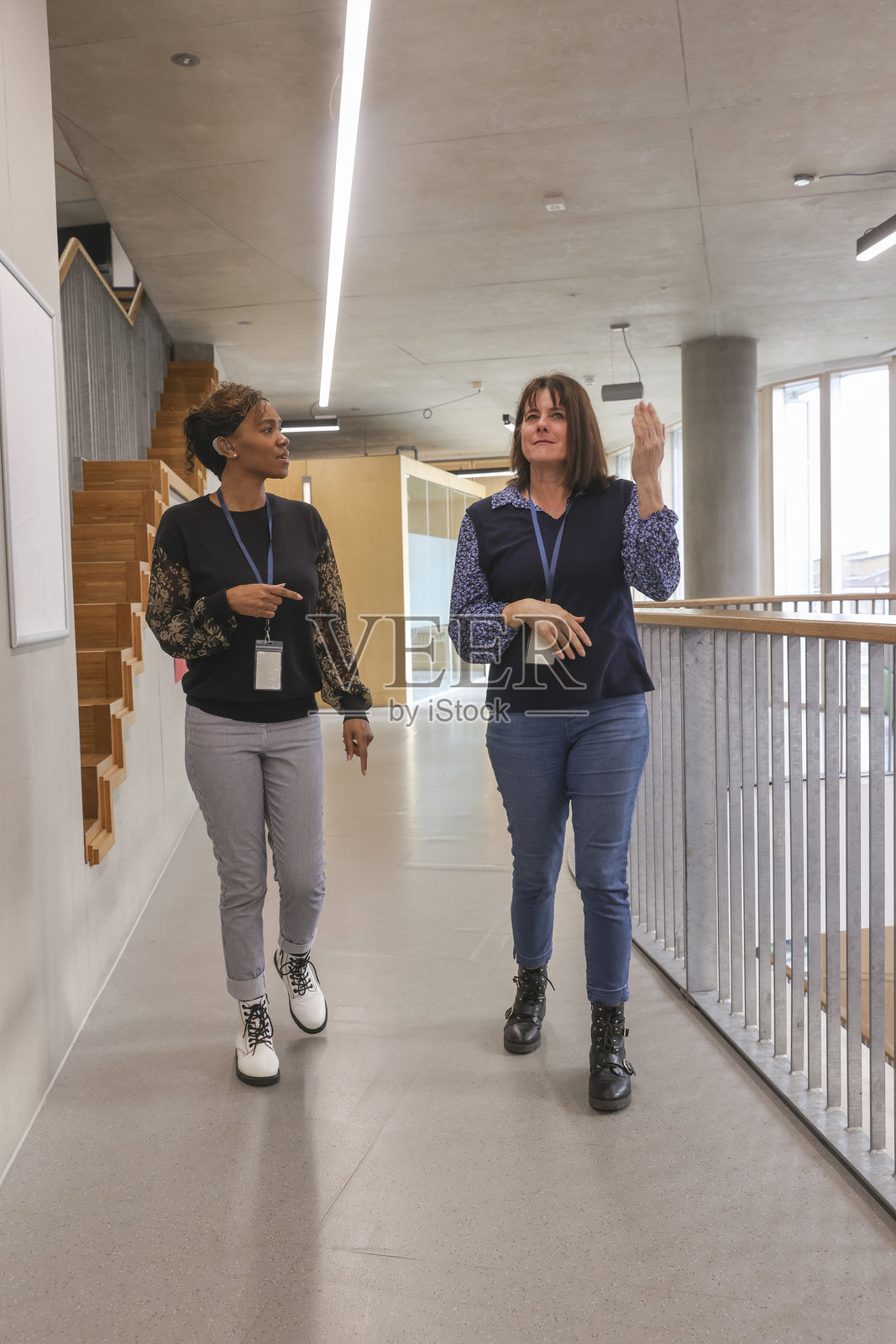 同事们在办公室使用手语照片摄影图片