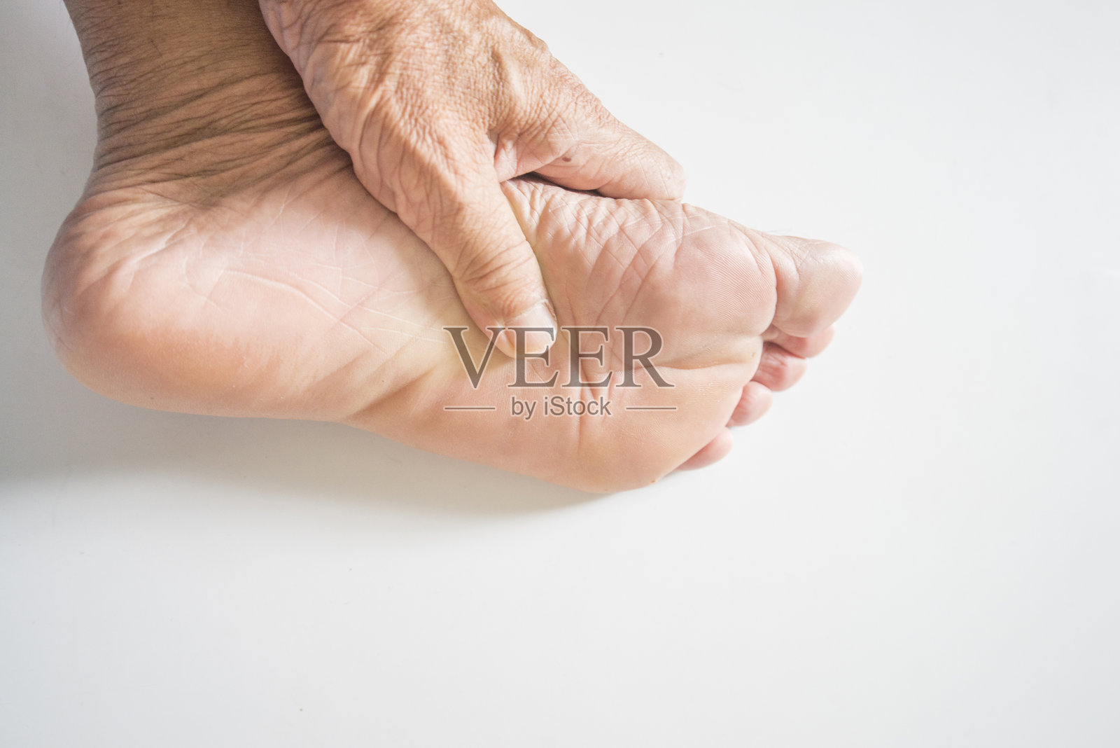 老年人的脚和脚趾肌肉有麻木和疼痛感。照片摄影图片