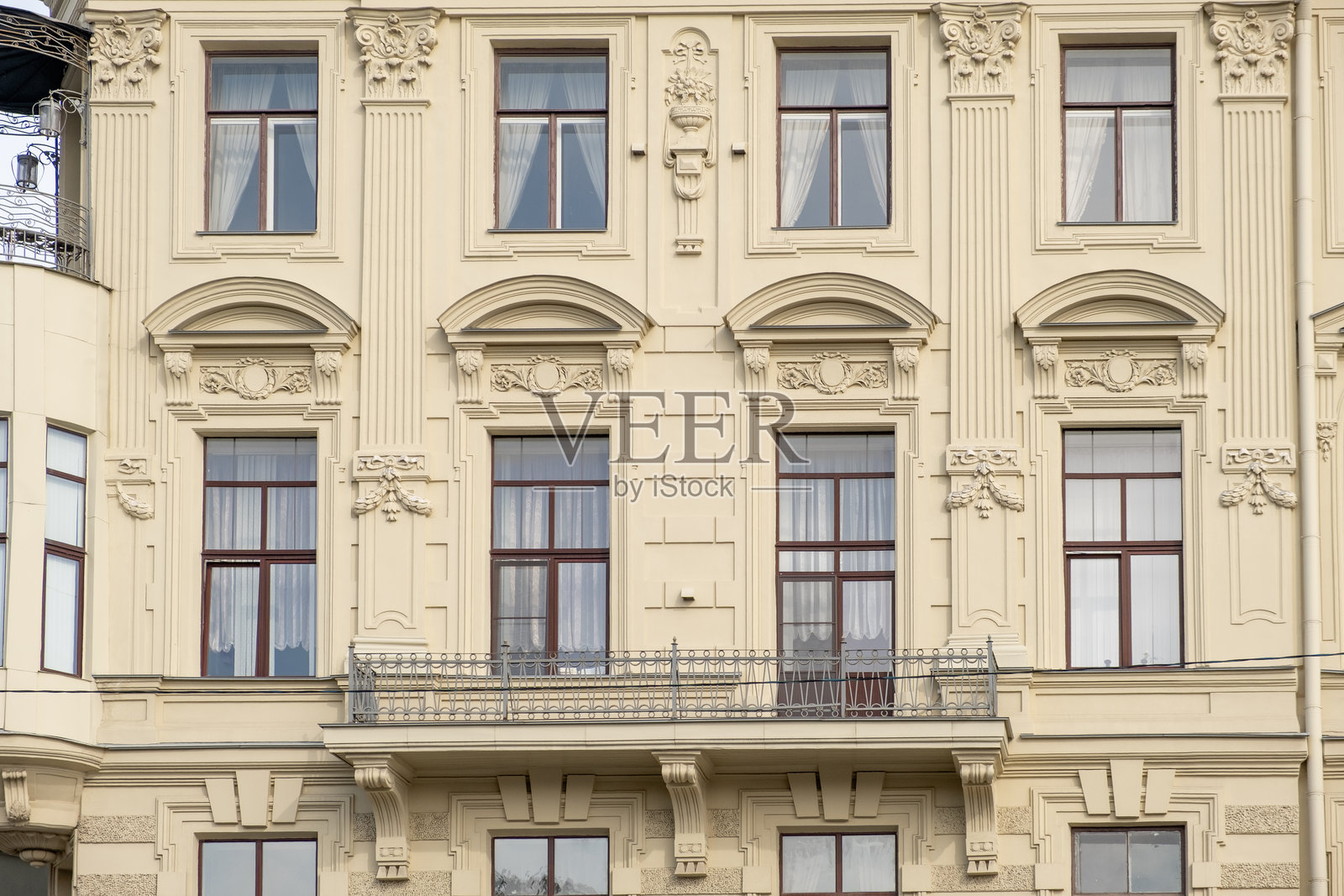 探索圣彼得堡历史建筑的建筑之美，华丽的外立面和优雅的阳台照片摄影图片