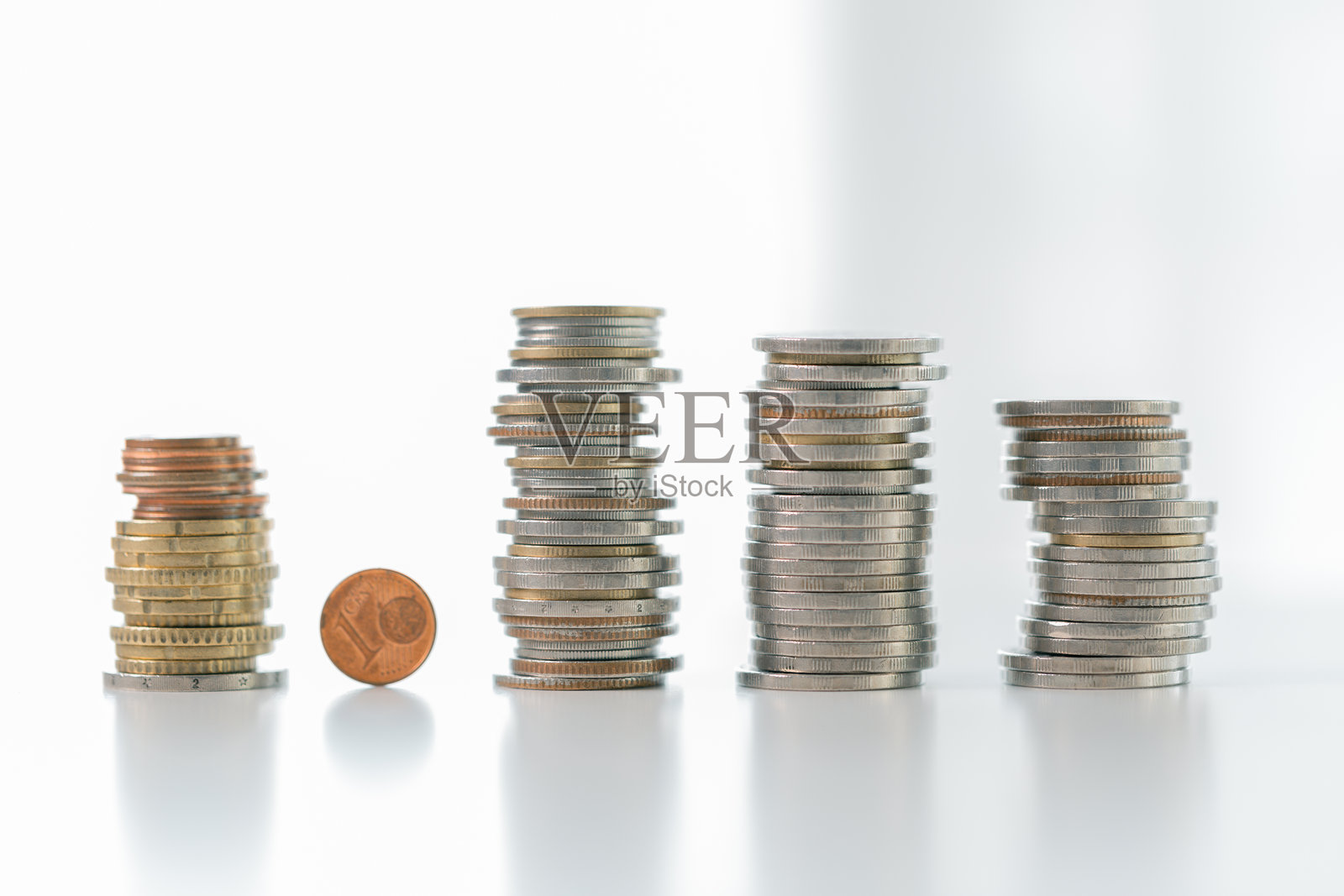 商业节省资金硬币增长概念涉及战略财务管理、投资、贷款、银行、房地产、经济发展，鼓励购买、收入、投资堆叠、经济回报和会计。照片摄影图片