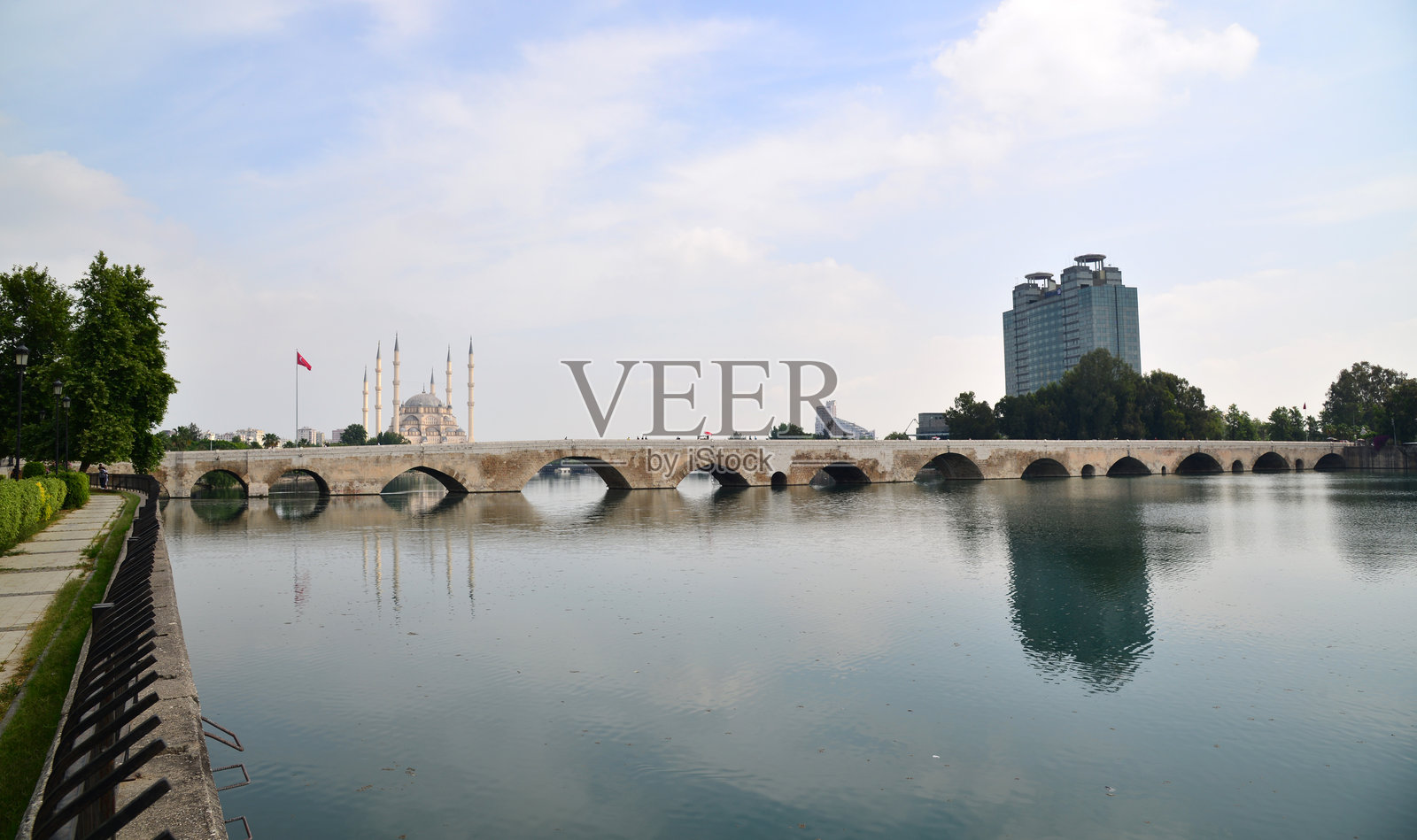 从土耳其阿达纳俯瞰塔什库普鲁及其周边景色照片摄影图片