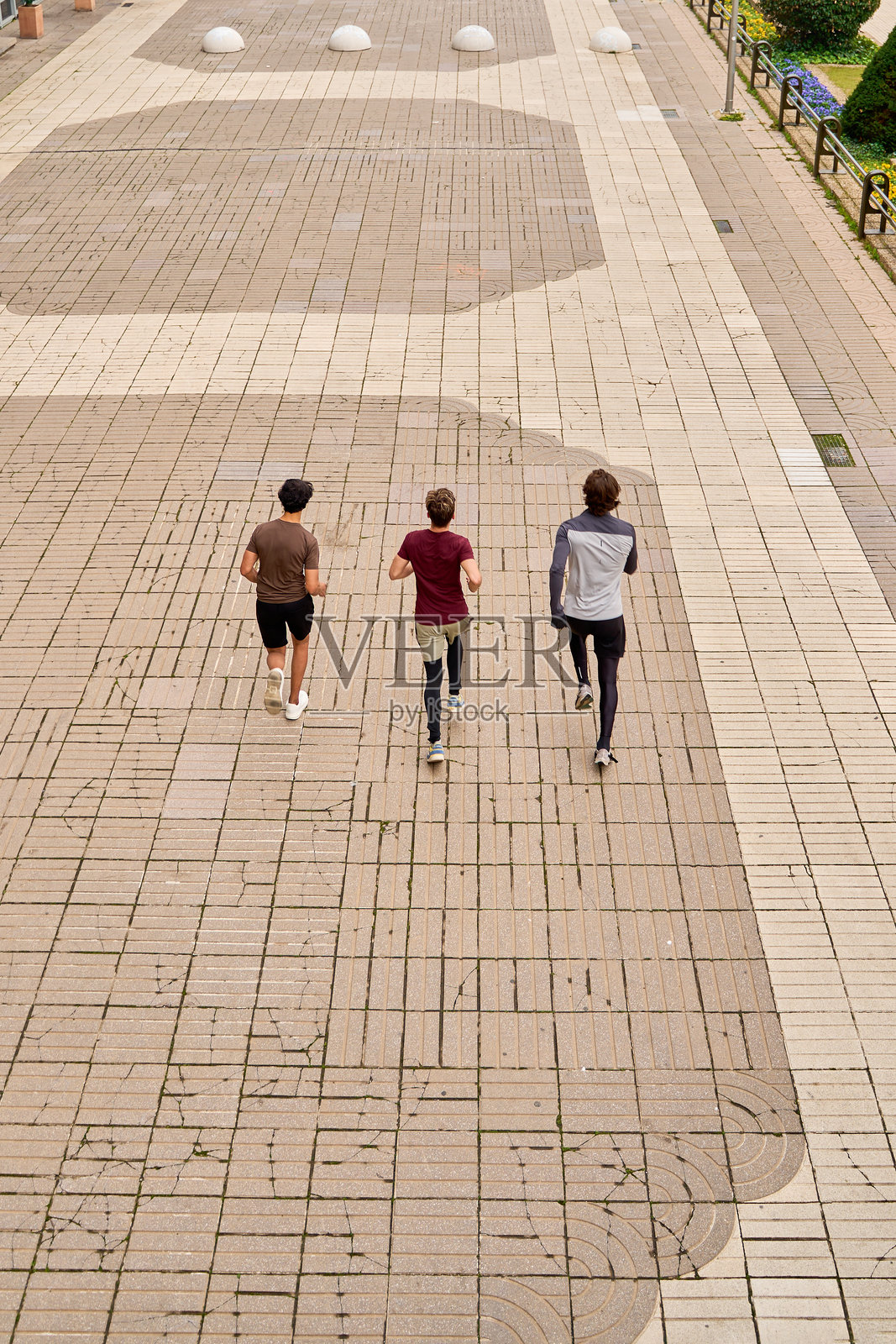 三名运动员在城市环境中户外跑步照片摄影图片