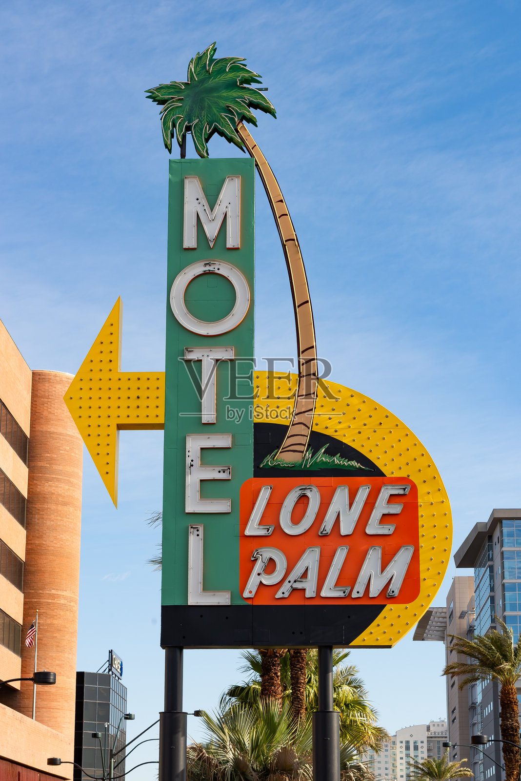 历史悠久的霓虹灯招牌照片摄影图片