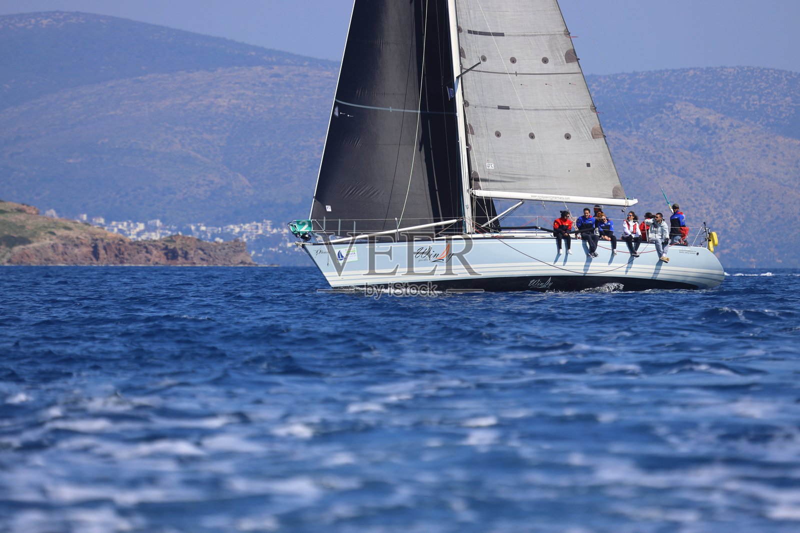 帆船在爱琴海的蓝色海水中迎风航行，地点位于著名的度假胜地博德鲁姆的海岸。照片摄影图片