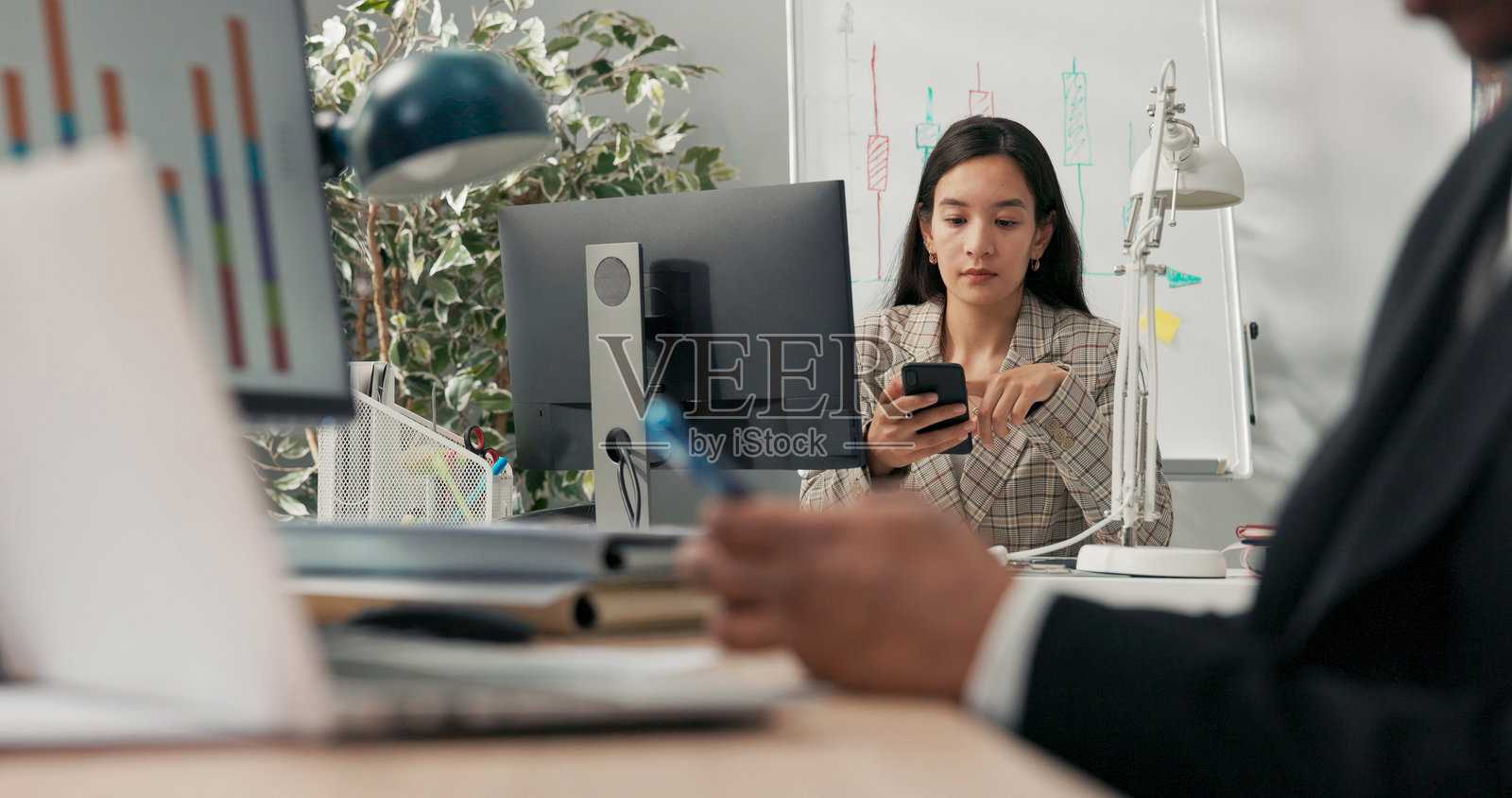 专注的女性在进行财务分析，完成报告，计算利润，将数据输入系统，并在文件上突出关键数字。照片摄影图片