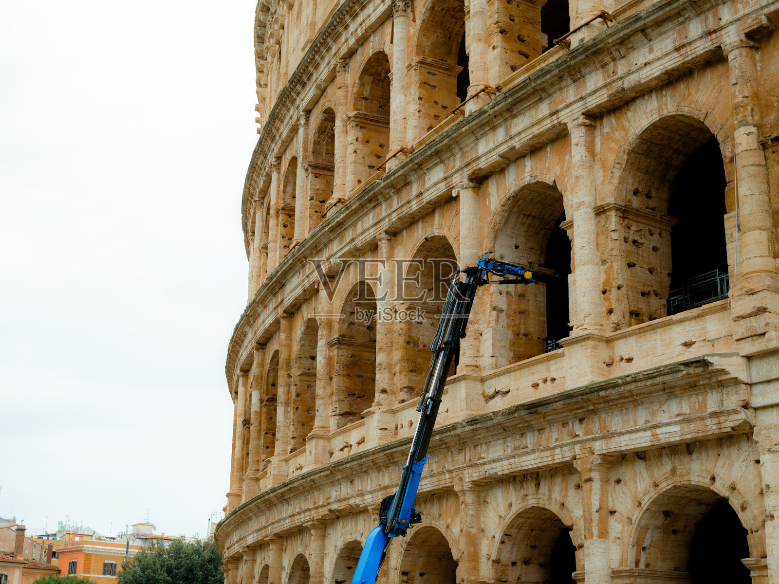 罗马斗兽场附近的起重机机械照片摄影图片