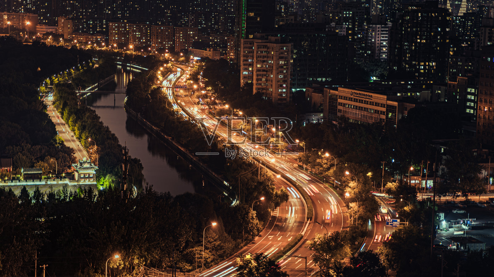 中国北京夜景中灯光璀璨的道路照片摄影图片