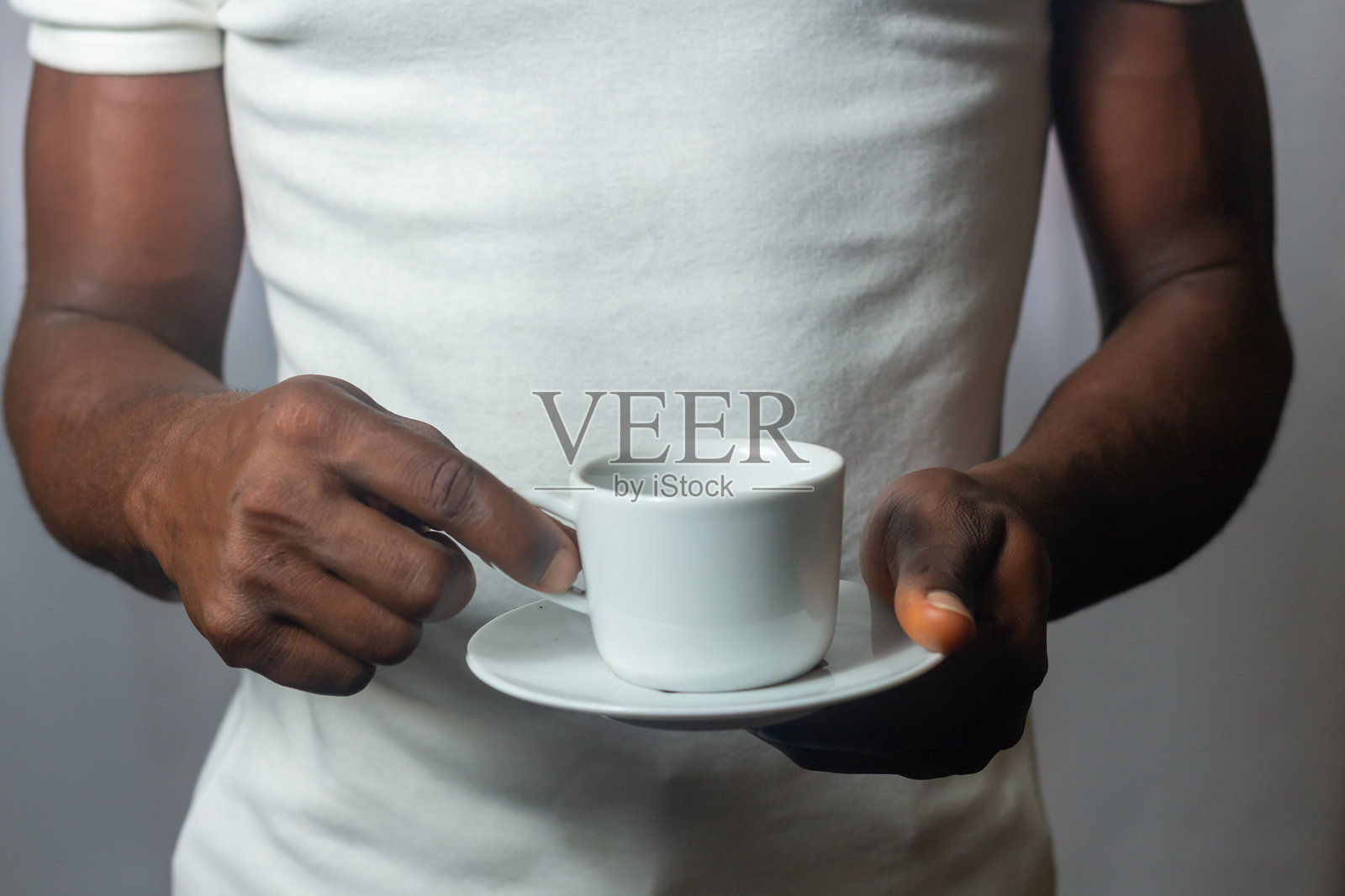 手握咖啡杯和托盘的人照片摄影图片