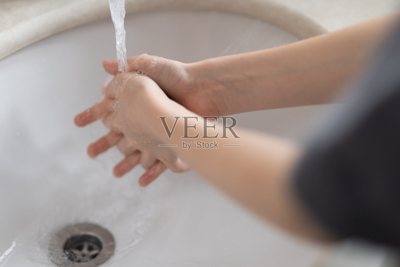 小男孩在浴室洗手照片摄影图片