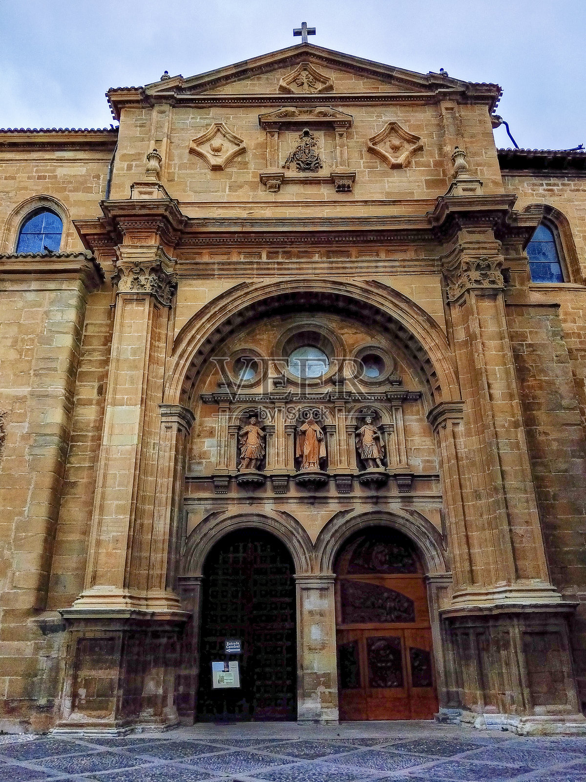 圣多明各德卡尔萨大教堂的正面，拉里奥哈照片摄影图片